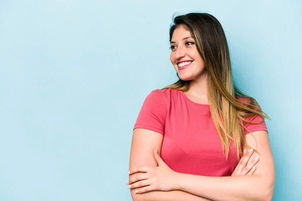 Giovane Donna Caucasica Isolata Sfondo Blu Sorridente Fiducioso Con Braccia — Foto Stock