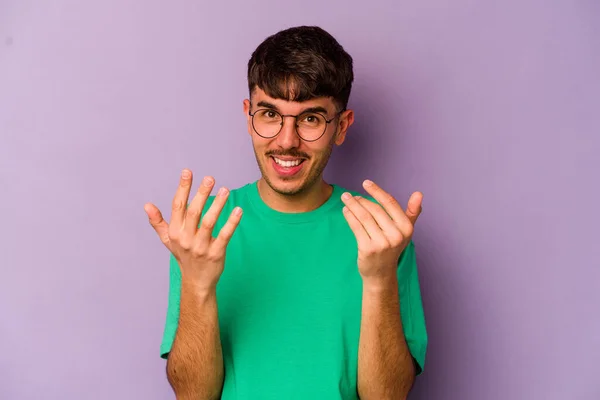 Молодий Кавказький Чоловік Ізольований Фіолетовому Фоні Вказуючи Пальцем Ніби Запрошений — стокове фото