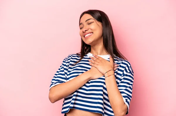 Junge Hispanische Frau Auf Rosa Hintergrund Isoliert Lachend Die Hände — Stockfoto