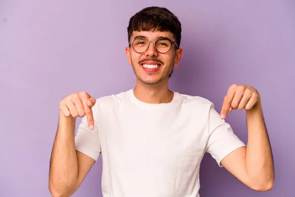 Young Caucasian Man Isolated Purple Background Points Fingers Positive Feeling — Stock Photo, Image