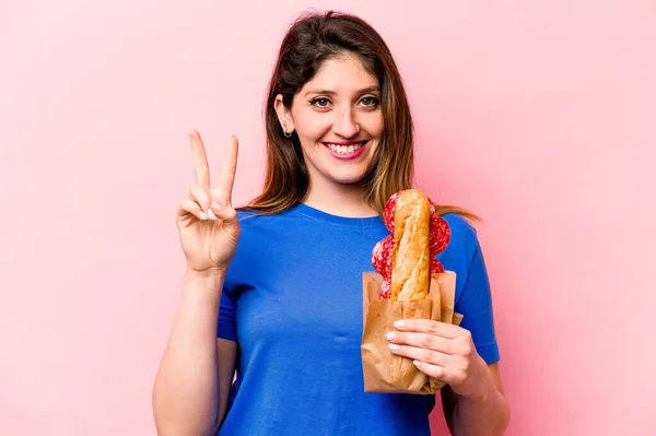 Junge Kaukasische Frau Isst Ein Sandwich Isoliert Auf Rosa Hintergrund — Stockfoto