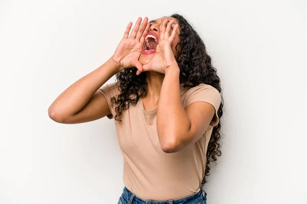 Mladá Hispánka Žena Izolované Bílém Pozadí Křičí Vzrušený Přední — Stock fotografie