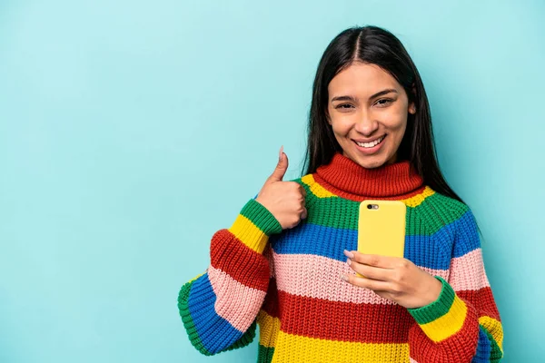 Jonge Blanke Vrouw Houden Mobiele Telefoon Geïsoleerd Blauwe Achtergrond Glimlachen — Stockfoto