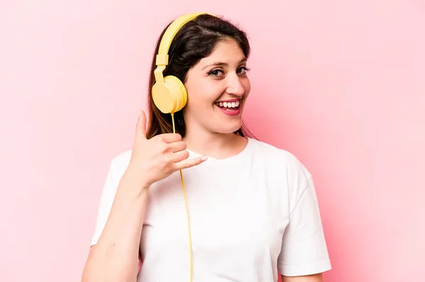 Young Caucasian Woman Listening Music Isolated Pink Background Showing Mobile — Φωτογραφία Αρχείου