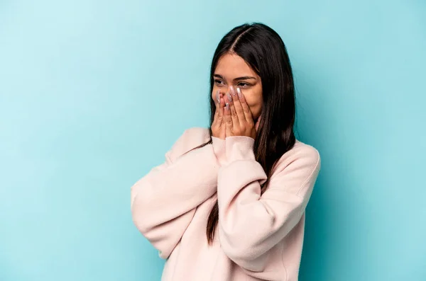 Giovane Donna Ispanica Isolata Sfondo Blu Ridere Qualcosa Coprendo Bocca — Foto Stock