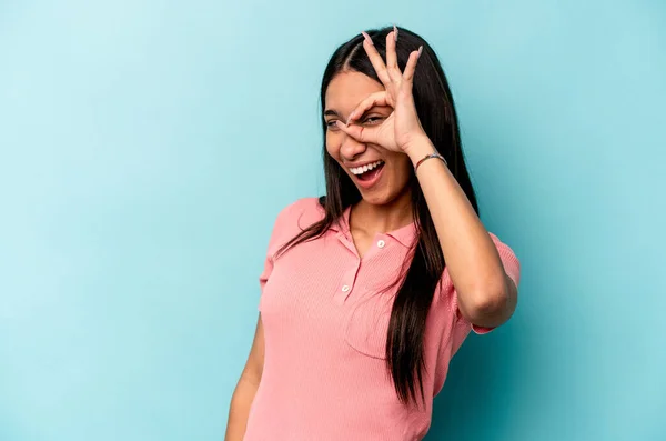 Jovem Hispânico Mulher Isolado Fundo Azul Animado Mantendo Gesto Olho — Fotografia de Stock