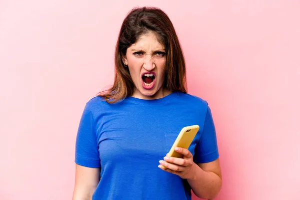 Jonge Kaukasische Vrouw Houden Mobiele Telefoon Geïsoleerd Roze Achtergrond Schreeuwen — Stockfoto