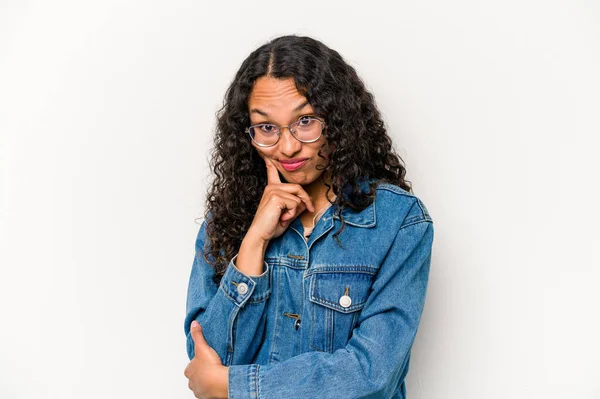 Young Hispanic Woman Isolated White Background Contemplating Planning Strategy Thinking — Foto Stock