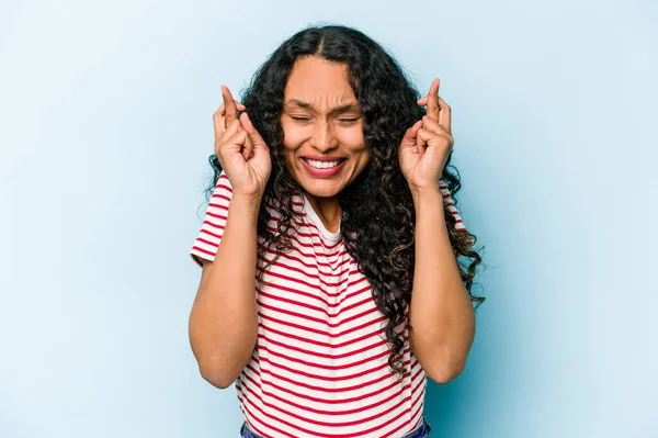 Ung Latinamerikansk Kvinna Isolerad Blå Bakgrund Korsning Fingrar För Att — Stockfoto