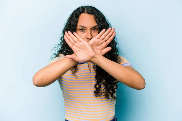 Mujer Hispana Joven Aislada Sobre Fondo Azul Haciendo Gesto Negación —  Fotos de Stock