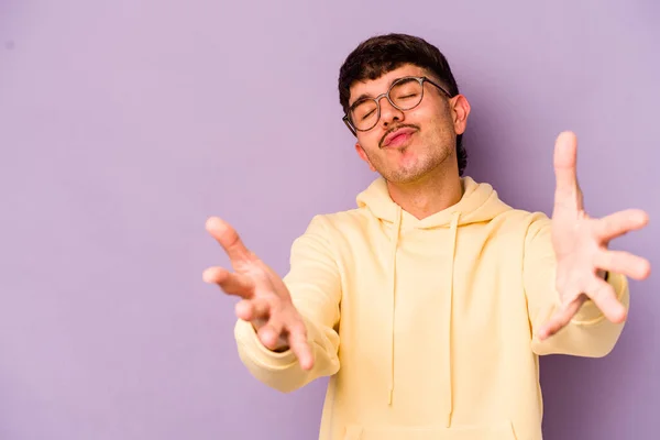 Νεαρός Καυκάσιος Άνδρας Απομονωμένος Μωβ Φόντο Διπλώνοντας Χείλη Και Κρατώντας — Φωτογραφία Αρχείου