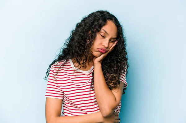 Giovane Donna Ispanica Isolata Sfondo Blu Che Annoia Stanca Bisogno — Foto Stock