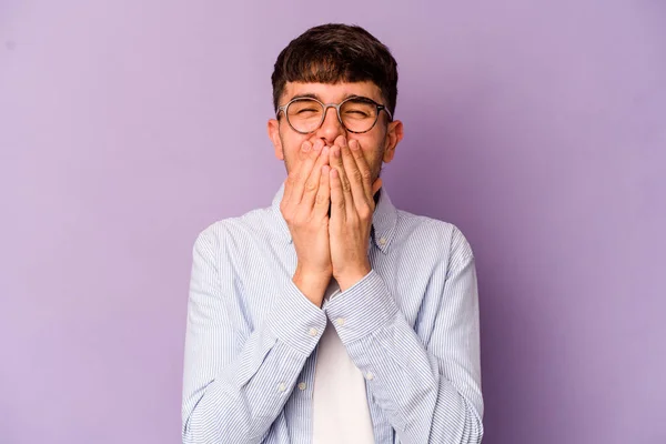 Νεαρός Καυκάσιος Άνδρας Απομονωμένος Μωβ Φόντο Γελώντας Για Κάτι Καλύπτοντας — Φωτογραφία Αρχείου