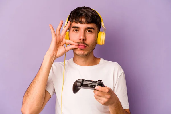Joven Hispano Jugando Con Controlador Videojuegos Aislado Sobre Fondo Púrpura —  Fotos de Stock