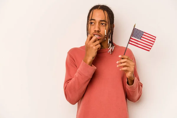 Junger Afroamerikanischer Mann Der Eine Amerikanische Flagge Auf Weißem Hintergrund — Stockfoto