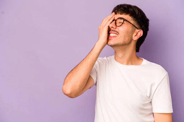 Joven Hombre Caucásico Aislado Sobre Fondo Púrpura Riendo Feliz Despreocupado —  Fotos de Stock