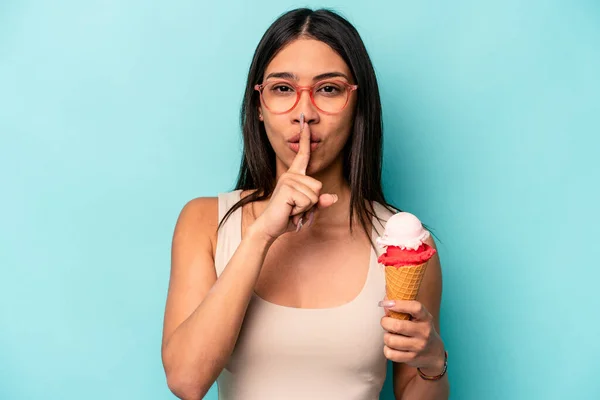 Jonge Spaanse Vrouw Die Een Ijsje Vasthoudt Geïsoleerd Blauwe Achtergrond — Stockfoto