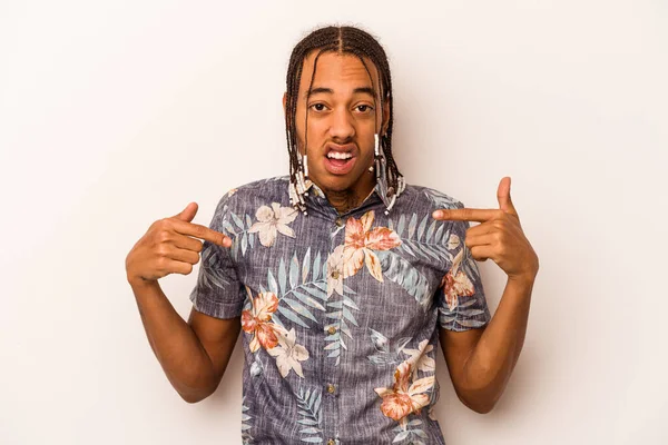 Beyaz arka planda izole edilmiş genç Afro-Amerikan erkekleri parmakları aşağıda, olumlu hisler.