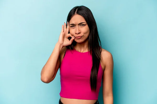 Νεαρή Ισπανόφωνη Γυναίκα Απομονωμένη Μπλε Φόντο Δάχτυλα Στα Χείλη Κρατώντας — Φωτογραφία Αρχείου