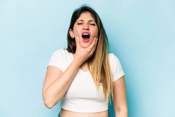 Giovane Donna Caucasica Isolata Sfondo Blu Con Forte Dolore Denti — Foto Stock