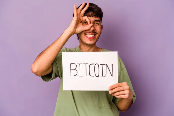 Junger Hispanischer Mann Hält Bitcoin Plakat Isoliert Auf Lila Hintergrund — Stockfoto