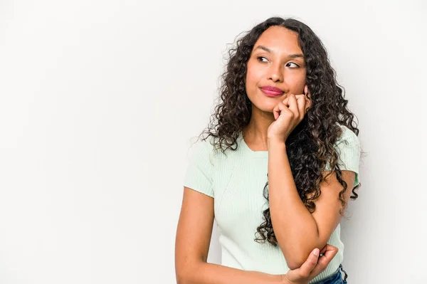 Young Hispanic Woman Isolated White Background Relaxed Thinking Something Looking — Stockfoto