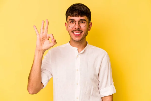Mladý Běloch Izolovaný Žlutém Pozadí Veselý Sebevědomý Ukazující Gesto — Stock fotografie