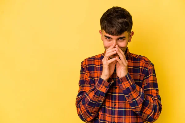 Joven Hombre Caucásico Aislado Sobre Fondo Amarillo Inventando Plan Mente —  Fotos de Stock