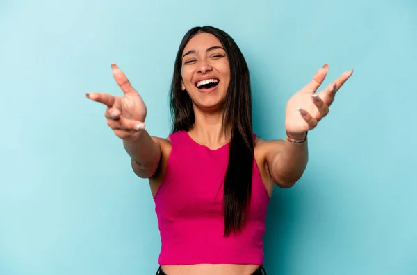 Jonge Latino Vrouw Geïsoleerd Blauwe Achtergrond Voelt Vertrouwen Het Geven — Stockfoto