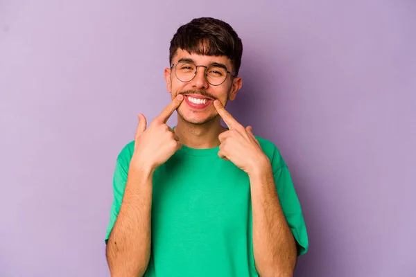 Mladý Běloch Izolovaný Purpurovém Pozadí Usmívá Ukazuje Prsty Ústa — Stock fotografie