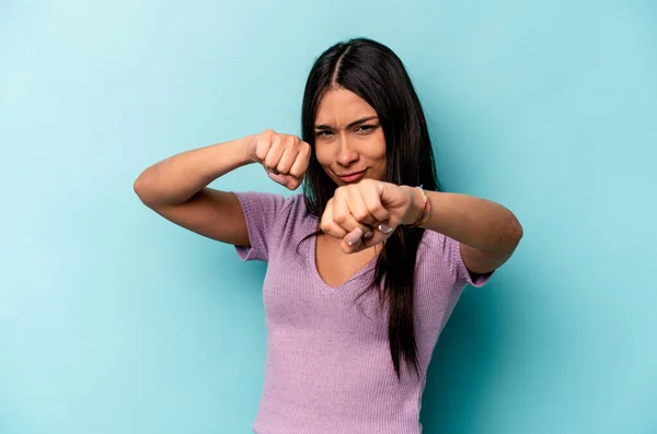 Jonge Spaanse Vrouw Geïsoleerd Blauwe Achtergrond Het Gooien Van Een — Stockfoto