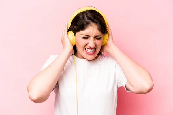 Jeune Femme Caucasienne Écoutant Musique Isolée Sur Fond Rose Couvrant — Photo