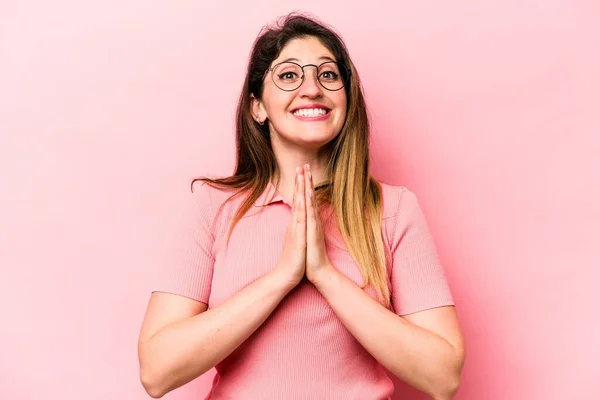 Giovane Donna Caucasica Isolata Sfondo Rosa Tenendosi Mano Preghiera Vicino — Foto Stock