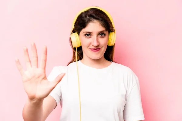 Young Caucasian Woman Listening Music Isolated Pink Background Smiling Cheerful — Φωτογραφία Αρχείου