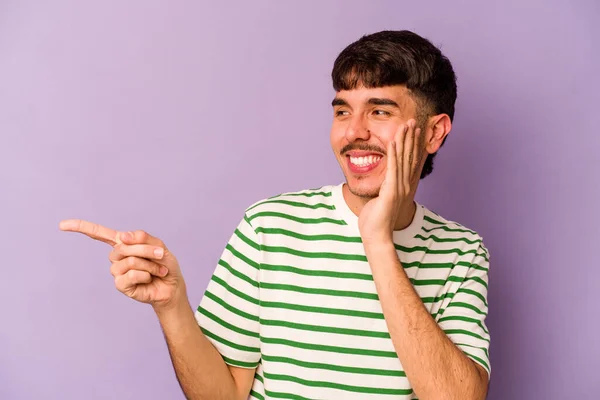 Jovem Caucasiano Isolado Fundo Roxo Dizendo Uma Fofoca Apontando Para — Fotografia de Stock