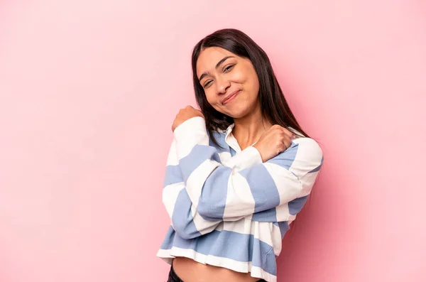 Mulher Hispânica Jovem Isolado Abraços Fundo Rosa Sorrindo Despreocupado Feliz — Fotografia de Stock