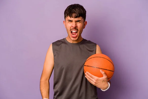 Mladý Hispánský Basketbalista Muž Izolované Fialovém Pozadí Křičí Velmi Naštvaný — Stock fotografie