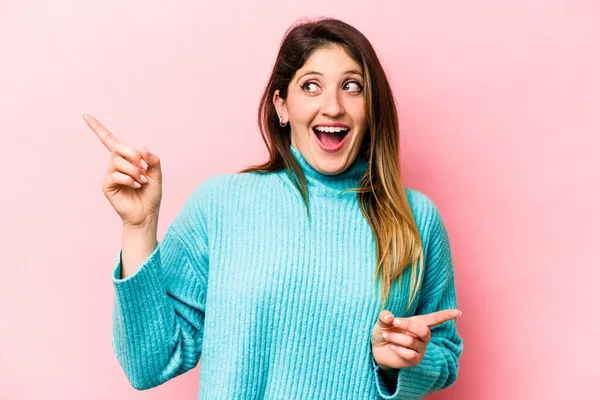 Mujer Caucásica Joven Aislada Sobre Fondo Rosa Apuntando Diferentes Espacios — Foto de Stock