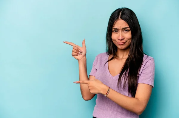 Mavi Arka Planda Izole Edilmiş Genç Spanyol Kadın Işaret Parmağıyla — Stok fotoğraf