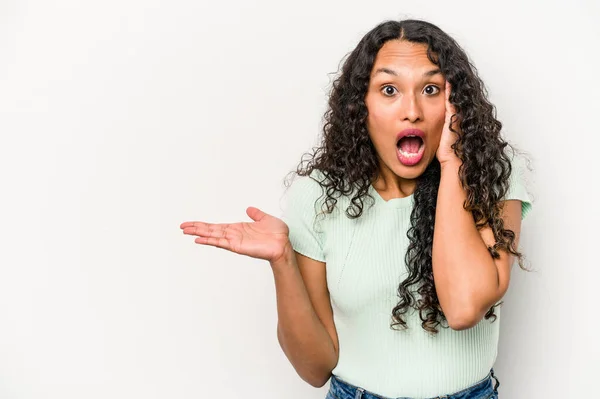 Young Hispanic Woman Isolated White Background Impressed Holding Copy Space — Stock Photo, Image