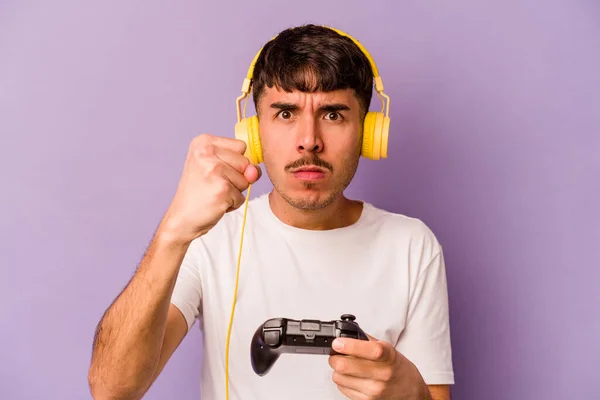 Joven Hispano Jugando Con Controlador Videojuegos Aislado Sobre Fondo Púrpura —  Fotos de Stock