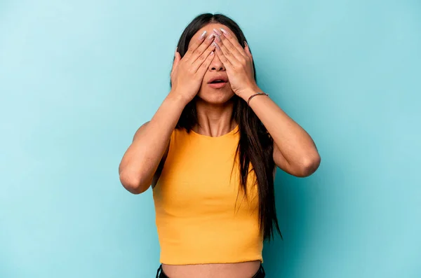 Молодая Латиноамериканка Изолированная Синем Фоне Боится Закрывать Глаза Руками — стоковое фото