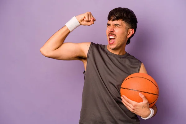 Młody Latynoski Koszykarz Odizolowany Fioletowym Tle Podnosząc Pięść Zwycięstwie Koncepcja — Zdjęcie stockowe