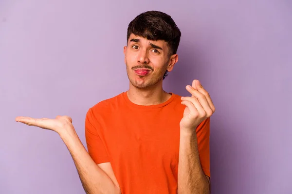 Young Caucasian Man Isolated Purple Background Showing She Has Money — Stock Photo, Image