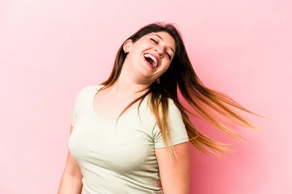 Joven Mujer Caucásica Aislada Sobre Fondo Rosa Bailando Divirtiéndose — Foto de Stock