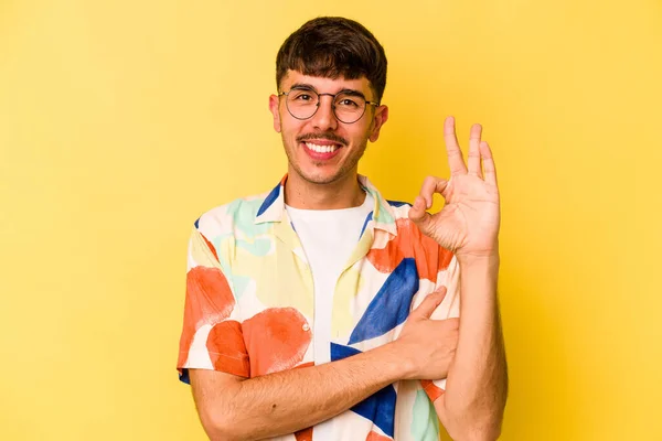 Joven Hombre Caucásico Aislado Sobre Fondo Amarillo Guiña Ojo Sostiene — Foto de Stock