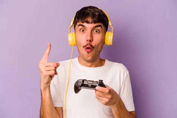 Joven Hombre Hispano Jugando Con Controlador Videojuegos Aislado Sobre Fondo —  Fotos de Stock