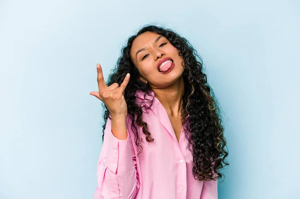 Junge Hispanische Frau Isoliert Auf Blauem Hintergrund Zeigt Rock Geste — Stockfoto