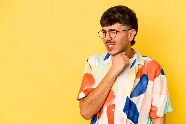 Jovem Caucasiano Isolado Fundo Amarelo Tocando Parte Trás Cabeça Pensando — Fotografia de Stock