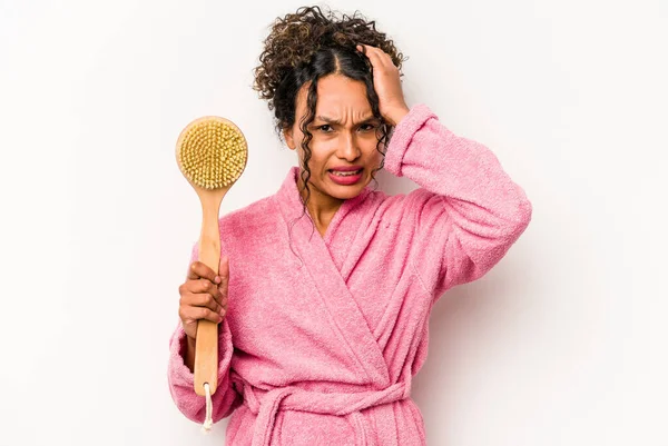 Beyaz arka planda izole edilmiş sırt kaşıyıcı tutan genç İspanyol kadın şok geçiriyordu. Önemli bir toplantıyı hatırladı..